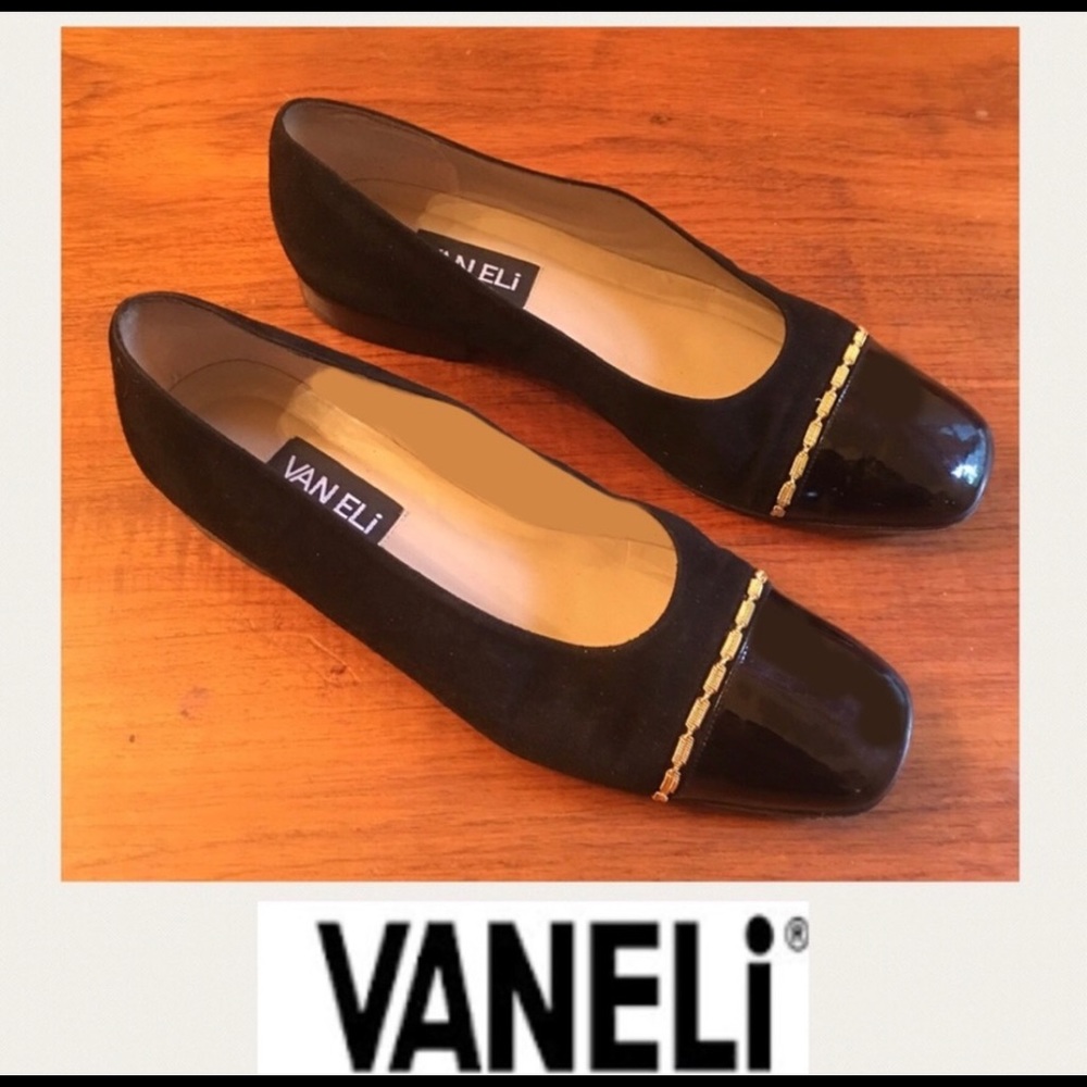Very nice black leather flats.